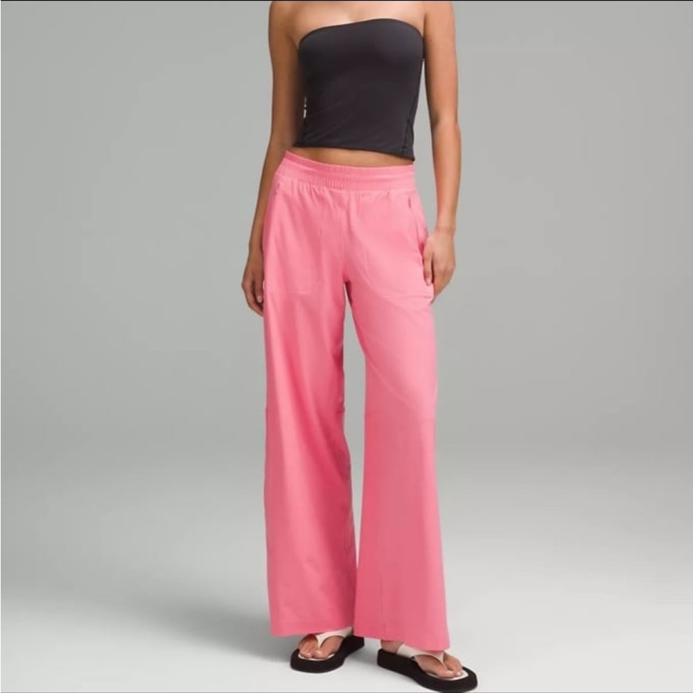 NWT size8
Lululemon Swift Mid-Rise Wide-Leg Pant